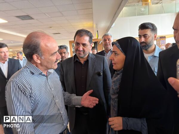 بازدید وزیر راه و شهرسازی از روند خدمات‌رسانی به زائران امام رضا(ع) در فرودگاه مشهد