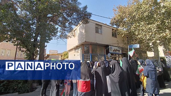 حضور پرشور دانش آموزان شهر محلات در راهپیمایی ۱۳ آبان در شهر محلات 