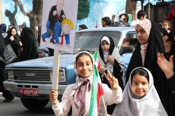 حضور پرشور دانش آموزان ابرکوه در راهپیمایی ۲۲ بهمن