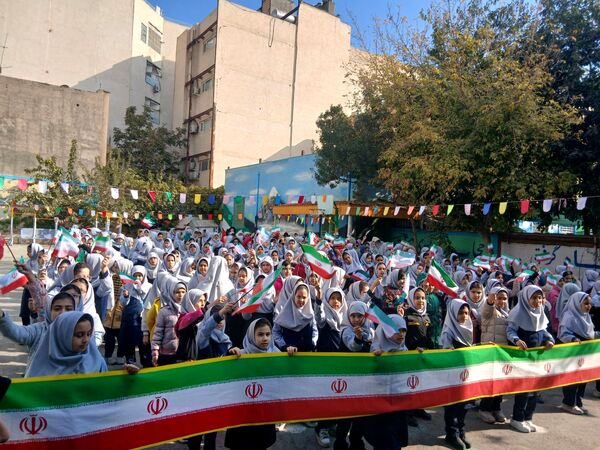 طنین شعارهای انقلابی در دبستان دخترانه میثاق به مناسبت ۱۳ آبان
