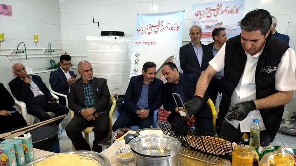 کارگاه طبخ آبزیان در دبیرستان میر فتح‌اله سید زنوزی شهر زنوز 