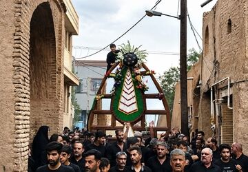 تجلی آیین ۲۰۰ ساله نخل‌برداری در محله مهرجرد میبد