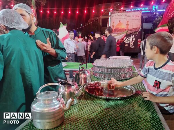 خدمت رسانی چایخانه حضرت زهرا(س)در صد و پنجاه و دومین شب 