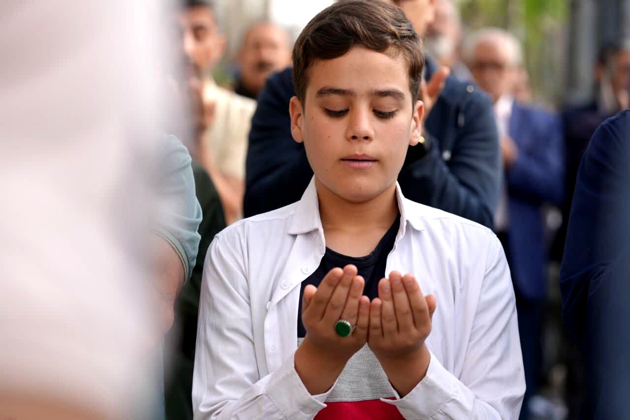 مسلمانان با شرکت در نماز عید فطر، اتحاد خود در مقابل ظلم را نشان دادند