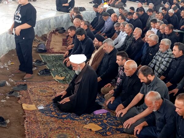 نماز جماعت در حسینه روستا اردمه در ظهر اربعین