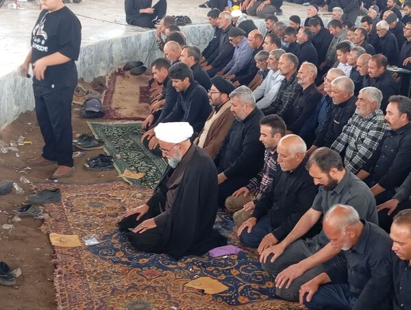 نماز جماعت در حسینه روستا اردمه در ظهر اربعین