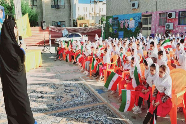 جشن روز دانش‌آموز در دبستان امید انقلاب بوشهر