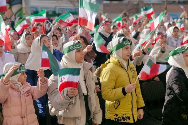 آیین نواخته شدن زنگ انقلاب اسلامی در مدرسه آیت‌الله خامنه‌ای قرچک