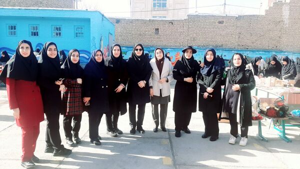 گشایش نمایشگاه «ایرانمون» در دبیرستان نیایش با بازارچه دانش آموزی
