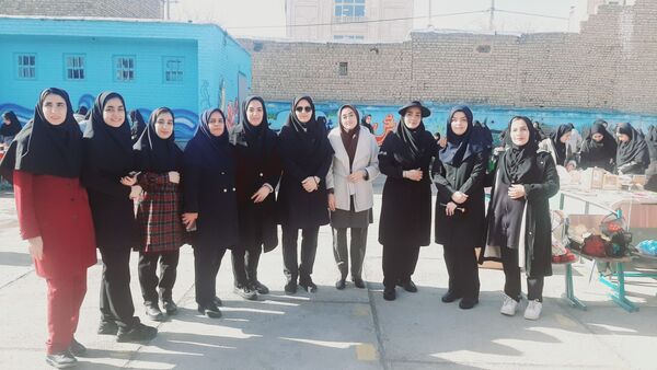 گشایش نمایشگاه «ایرانمون» در دبیرستان نیایش با بازارچه دانش آموزی