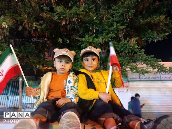  مردم در خیابان‌ها با پرچم ایران، با آرمان‌های انقلاب تجدید پیمان کردند