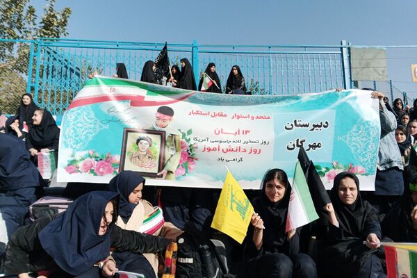حضور دانش آموزان به مناسبت یوم الله ۱۳آبان، در ورزشگاه شهدای شهرستان قدس