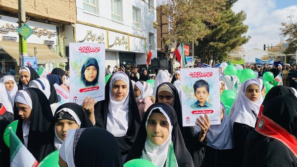 همبستگی نسل امروز با آرمان‌های انقلاب در راهپیمایی ۱۳ آبان باخرز