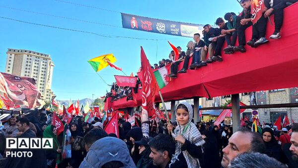 مشهد، در آغوشِ حرم، با رهبر شهید وداع کرد