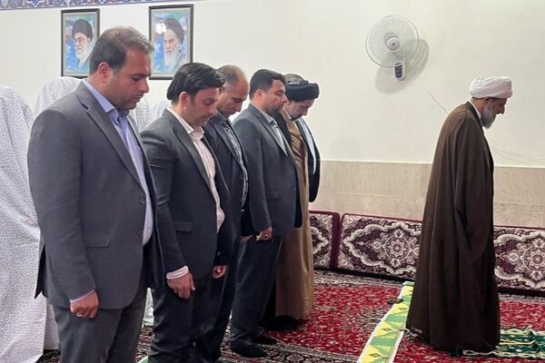 برپایی نماز جماعت همراه با بزرگداشت و تجلیل از مقام‌آوران دانش‌آموزی مدرسه نمونه دولتی ارشاد