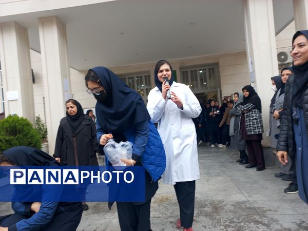 نمایشگاه دست‌سازه در دبیرستان مصلی نزاد حضرت زهرا(س) ناحیه سه