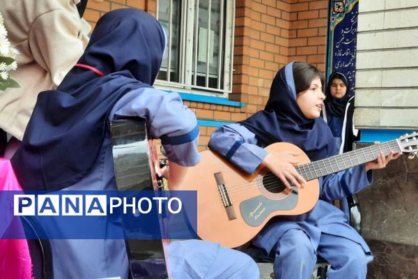  جشن نیمه شعبان در مدرسه مهرآیین ناحیه دو بهارستان