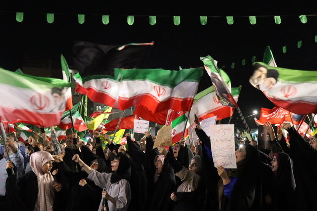  شور و نشاط دانش‌آموزی در موج اجتماع مردمی پاکدشت