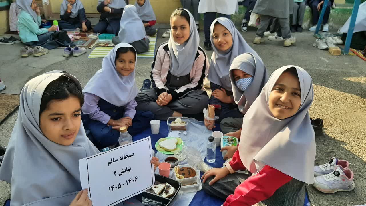 اردوی حیاطی با هدف ترویج فرهنگ تغذیه سالم در دبستان نیایش