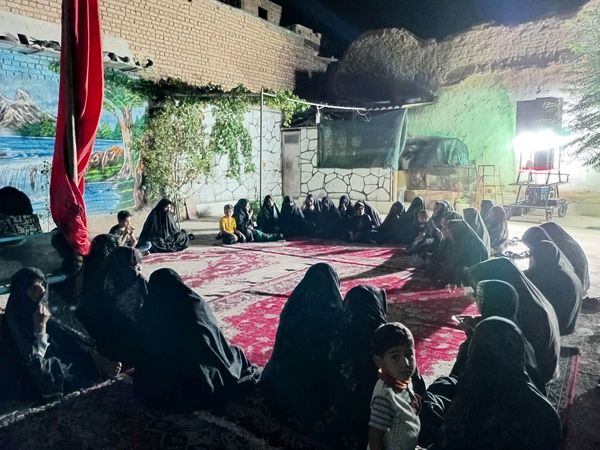 مراسم عزاداری ماه صفر در روستای نقاب در هنگام قطع برق