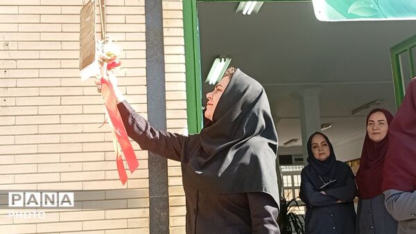 نواخته شدن زنگ آغاز سال تحصیلی در دبیرستان نمونه وکیلی ۱۰
