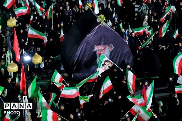 هنرمندان پای کار انقلاب