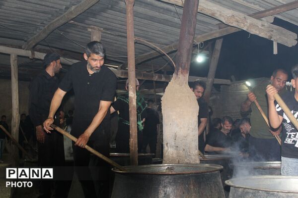 آماده‌سازی حلیم عاشورا در روستای اسحاق‌آبادی نیشابور