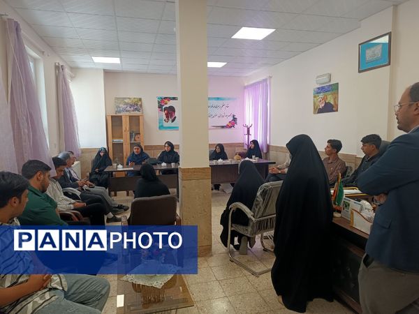 دیدار مدیر جدید آموزش و پرورش گناباد با جمعی از دانش‌آموزان