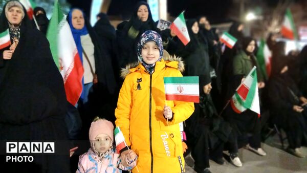 میدان با شما و خیابان ها با ما