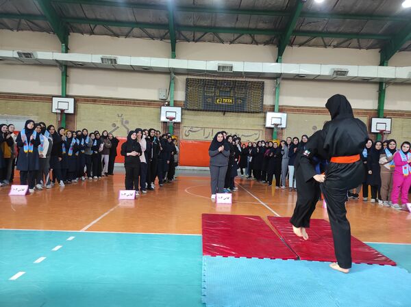 المپیاد ورزشی در دبیرستان دخترانه علمی