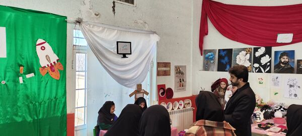 افتتاح نمایشگاه مدرسه انقلاب دبیرستان بهارآزادی 