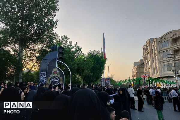 استقبال پرشور مردم شهرک امیریه از کاروان نمادین اسرای کربلا