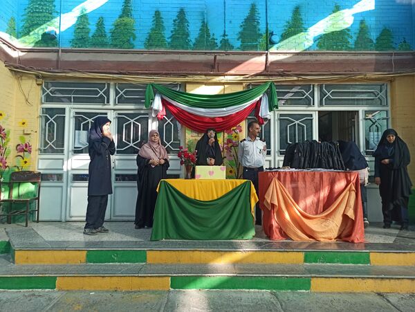 جشن عاطفه ها در دبیرستان دلیری ناحیه دو 