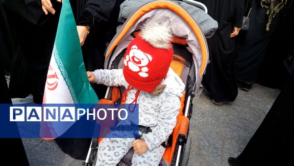 دانش‌آموزان پرچمداران استکبارستیزی در ۱۳ آبان