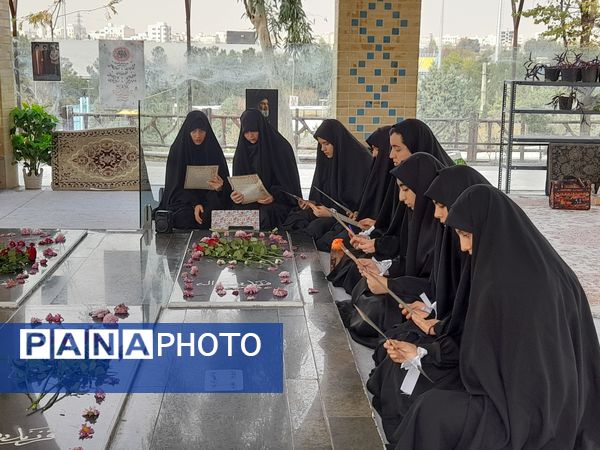 ادای احترام به شهدا توسط دانش‌آموزان دبیرستان فرهنگ ۱۳