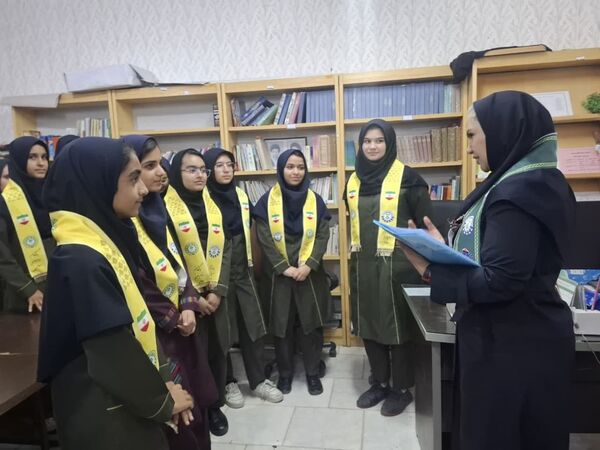 بازدید مدرسان کشوری سازمان دانش‌آموزی از دبیرستان تمام تشکیلاتی عفت