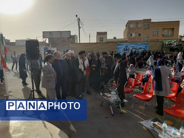 آیین نواخته شدن زنگ مهر در مدرسه شهدای بار فروش با حضور مسئولان استان و شهرستان کاشان