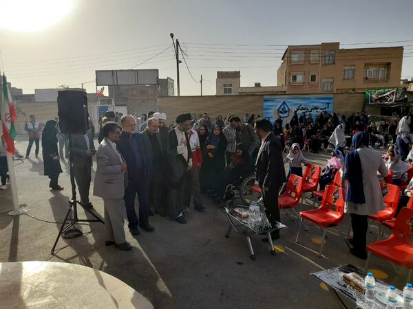 آیین نواخته شدن زنگ مهر در مدرسه شهدای بار فروش با حضور مسئولان استان و شهرستان کاشان