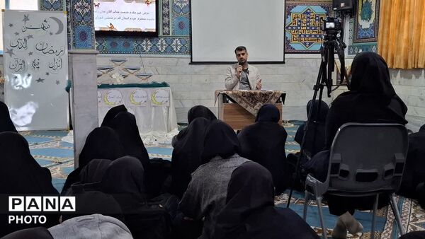 نشست صمیمی دانش آموزان هنرستان اندیشه شهر کهک با نماینده مردم قم در مجلس