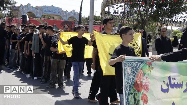 طنین نوای «احلی من العسل» در پاکدشت؛ تجدید میثاق دانش‌آموزان با نوجوان دشت کربلا