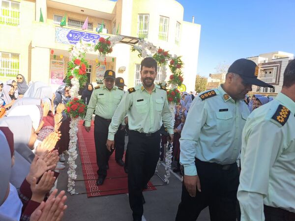 تجلیل از پدران ارتشی در دبستان دخترانه الزهرا به‌مناسبت هفته نیروی انتظامی