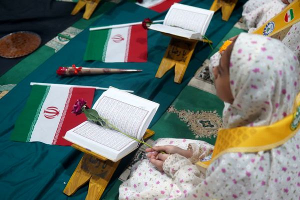 اعتکاف دانش‌آموزی با توزیع بسته «ایرانمون»