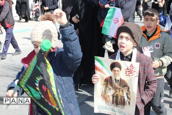 راهپیمایی دانش‌آموزان در همدان