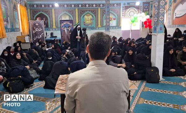 نشست صمیمی دانش آموزان هنرستان اندیشه شهر کهک با نماینده مردم قم در مجلس