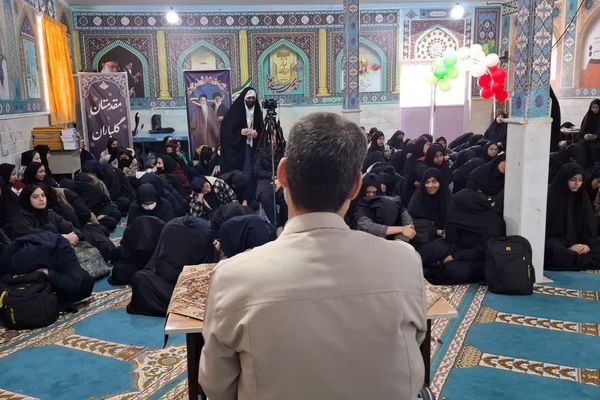 نشست صمیمی دانش آموزان هنرستان اندیشه شهر کهک با نماینده مردم قم در مجلس