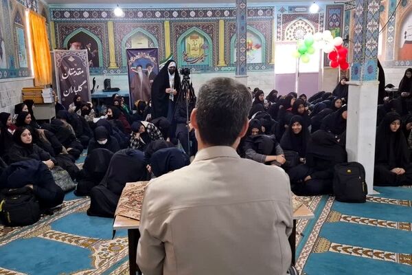 نشست صمیمی دانش آموزان هنرستان اندیشه شهر کهک با نماینده مردم قم در مجلس