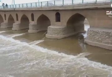جاری شدن آب در رودخانه ساحلی فلاورجان