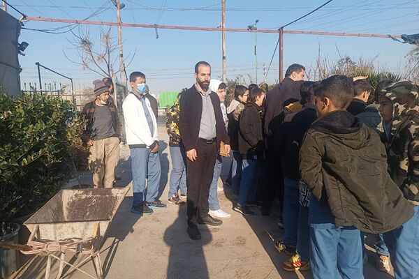 بازدید دانش‌آموزان دبستان شهید سلیمی جهرمی از گلخانه شهرداری کهریزک 