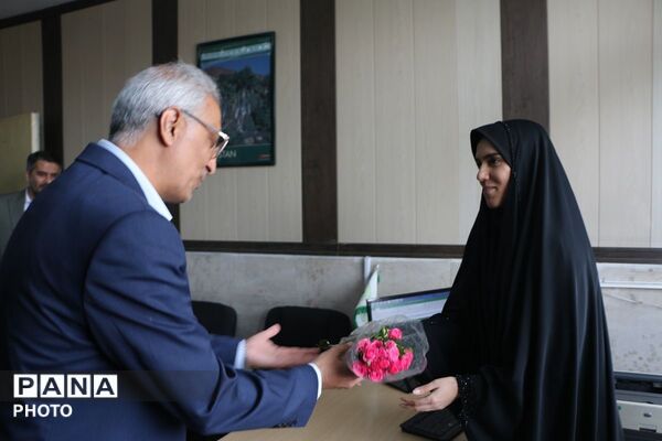 شاخه ای گل؛ هزاران قدردانی