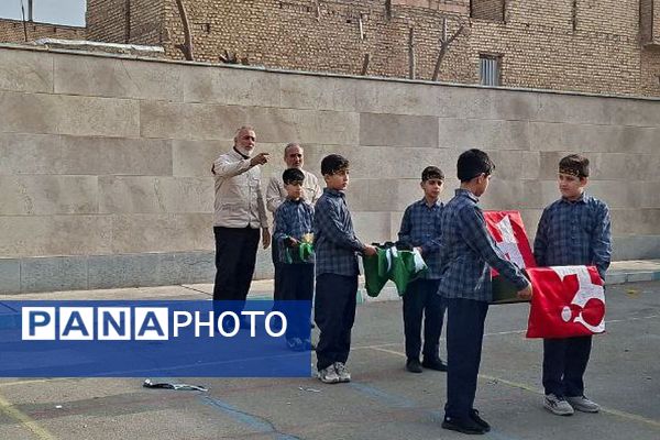 تجدید عهد دانش آموزان مدرسه ایمان ورامین با امام حسین (ع) 